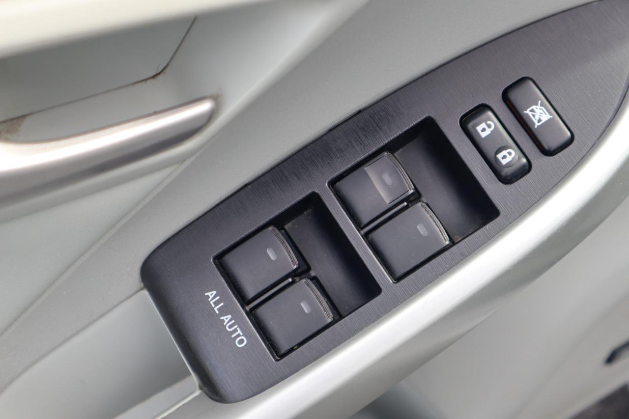 Toyota Prius 5dr HB Persona Series Special Edition (Natl) 2015