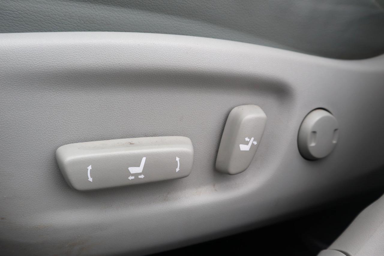 Toyota Prius 5dr HB Persona Series Special Edition (Natl) 2015