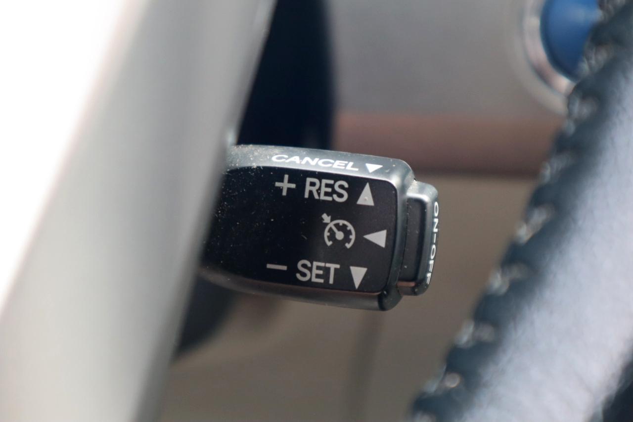 Toyota Prius 5dr HB Persona Series Special Edition (Natl) 2015