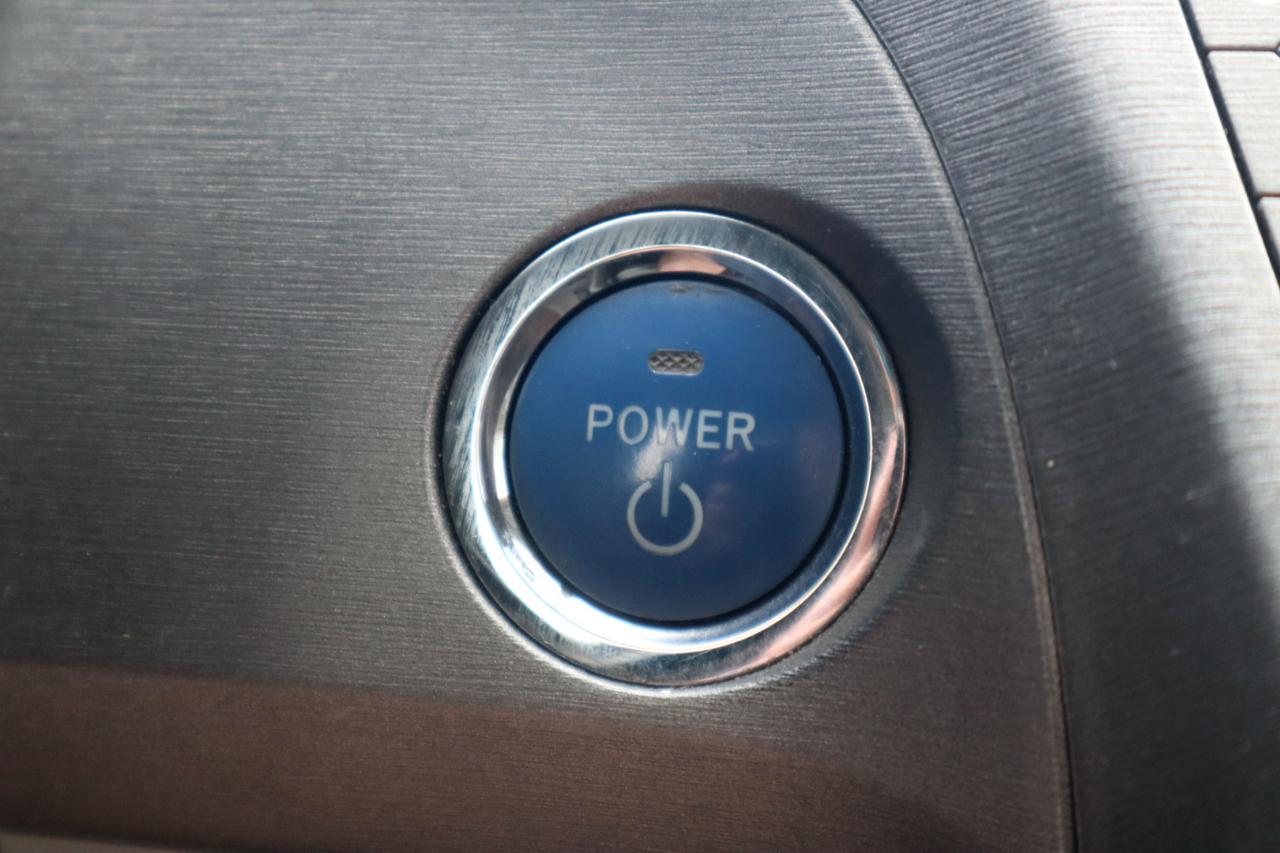 Toyota Prius 5dr HB Persona Series Special Edition (Natl) 2015