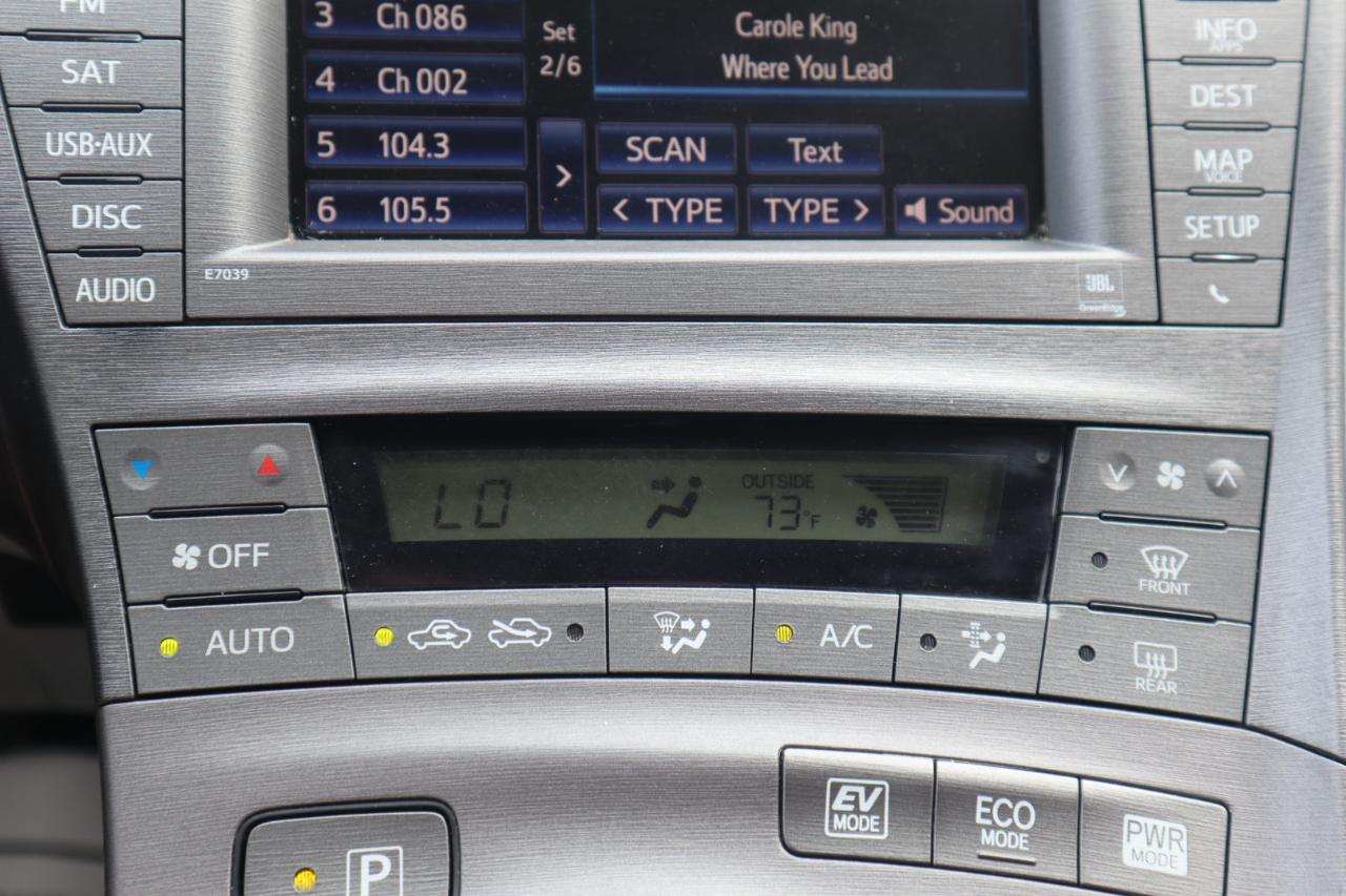 Toyota Prius 5dr HB Persona Series Special Edition (Natl) 2015