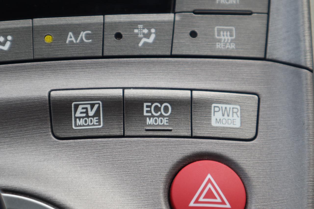 Toyota Prius 5dr HB Persona Series Special Edition (Natl) 2015