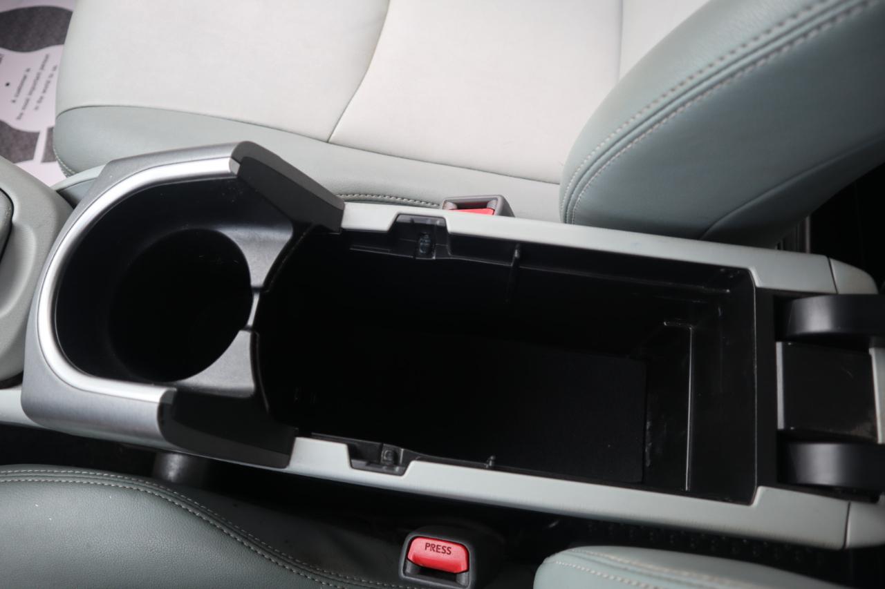 Toyota Prius 5dr HB Persona Series Special Edition (Natl) 2015