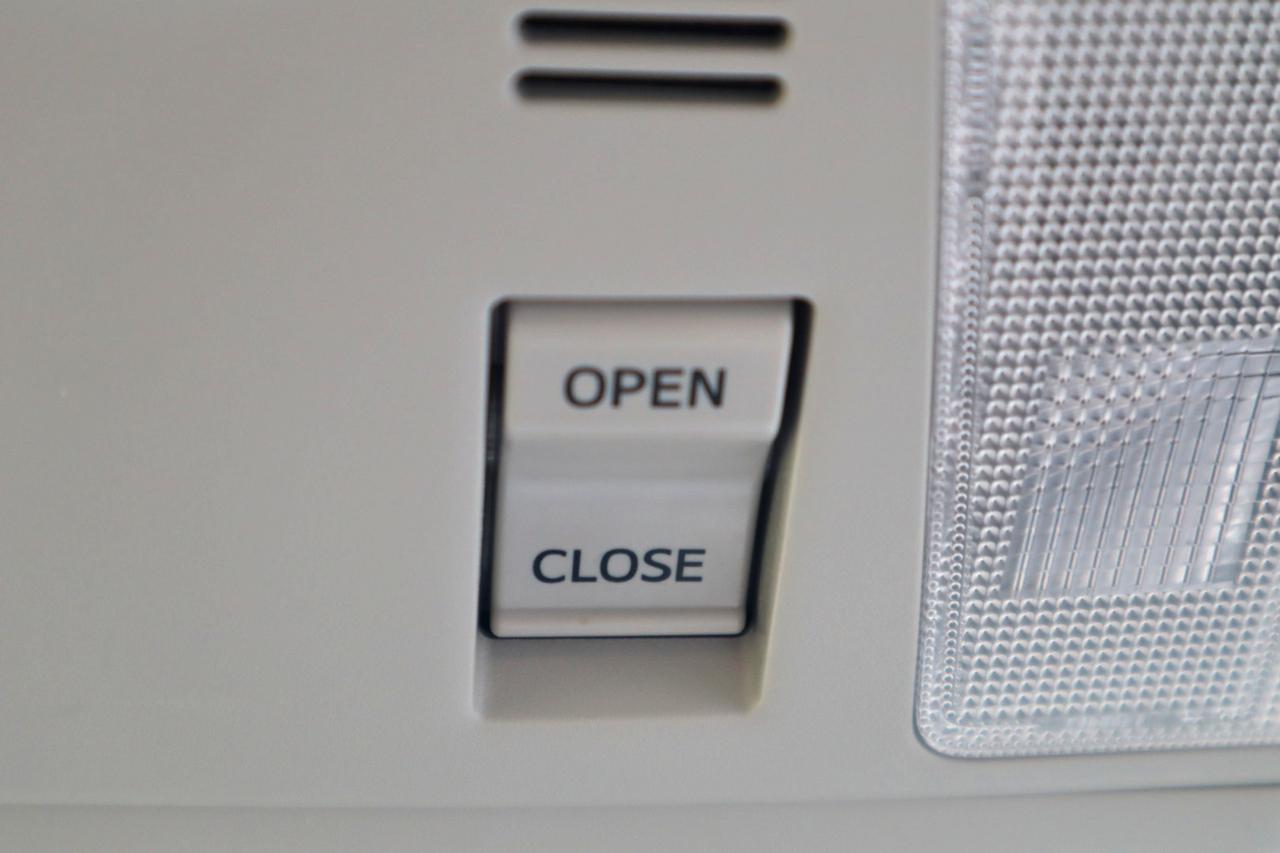 Toyota Prius 5dr HB Persona Series Special Edition (Natl) 2015