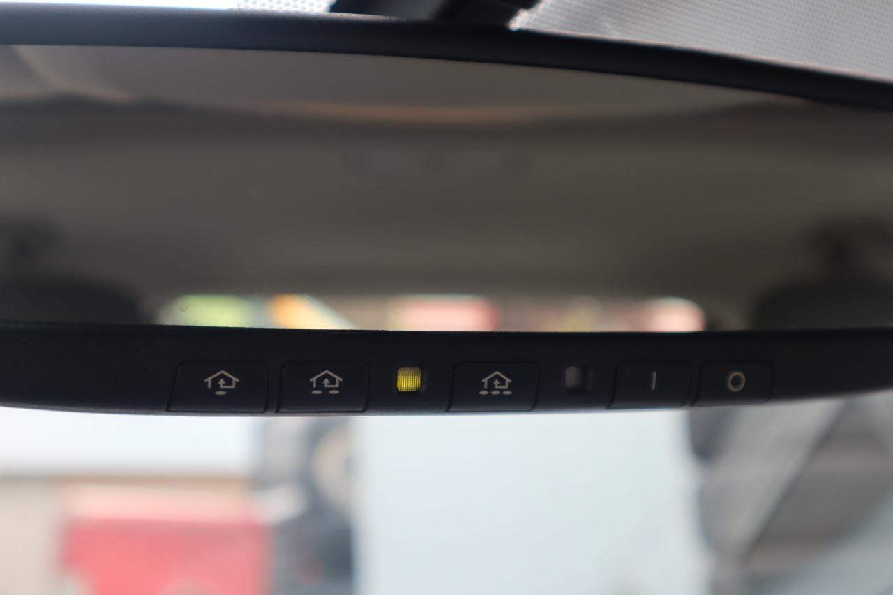 Toyota Prius 5dr HB Persona Series Special Edition (Natl) 2015