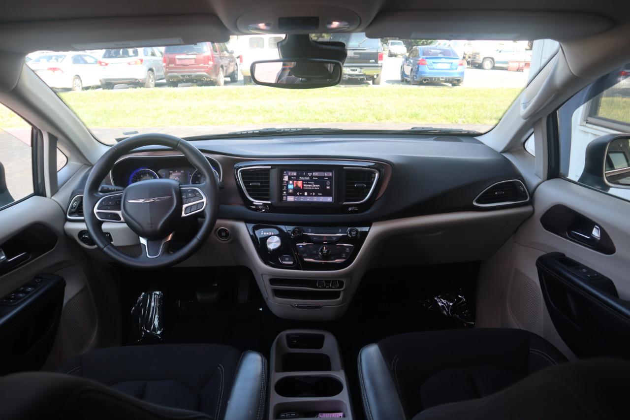 Chrysler Voyager LX FWD 2023