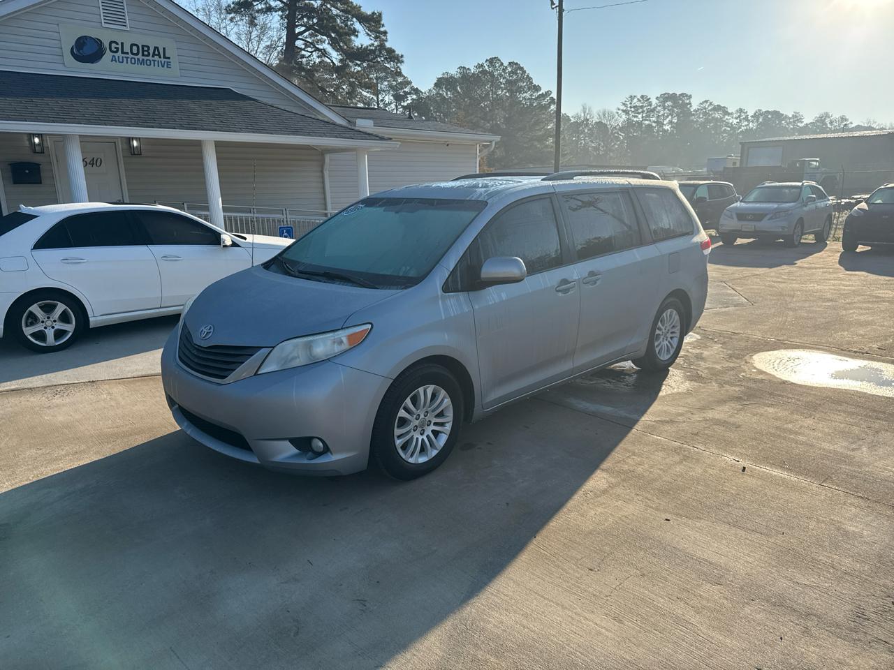 2014 Toyota Sienna XLE FWD 8-Passenger V6