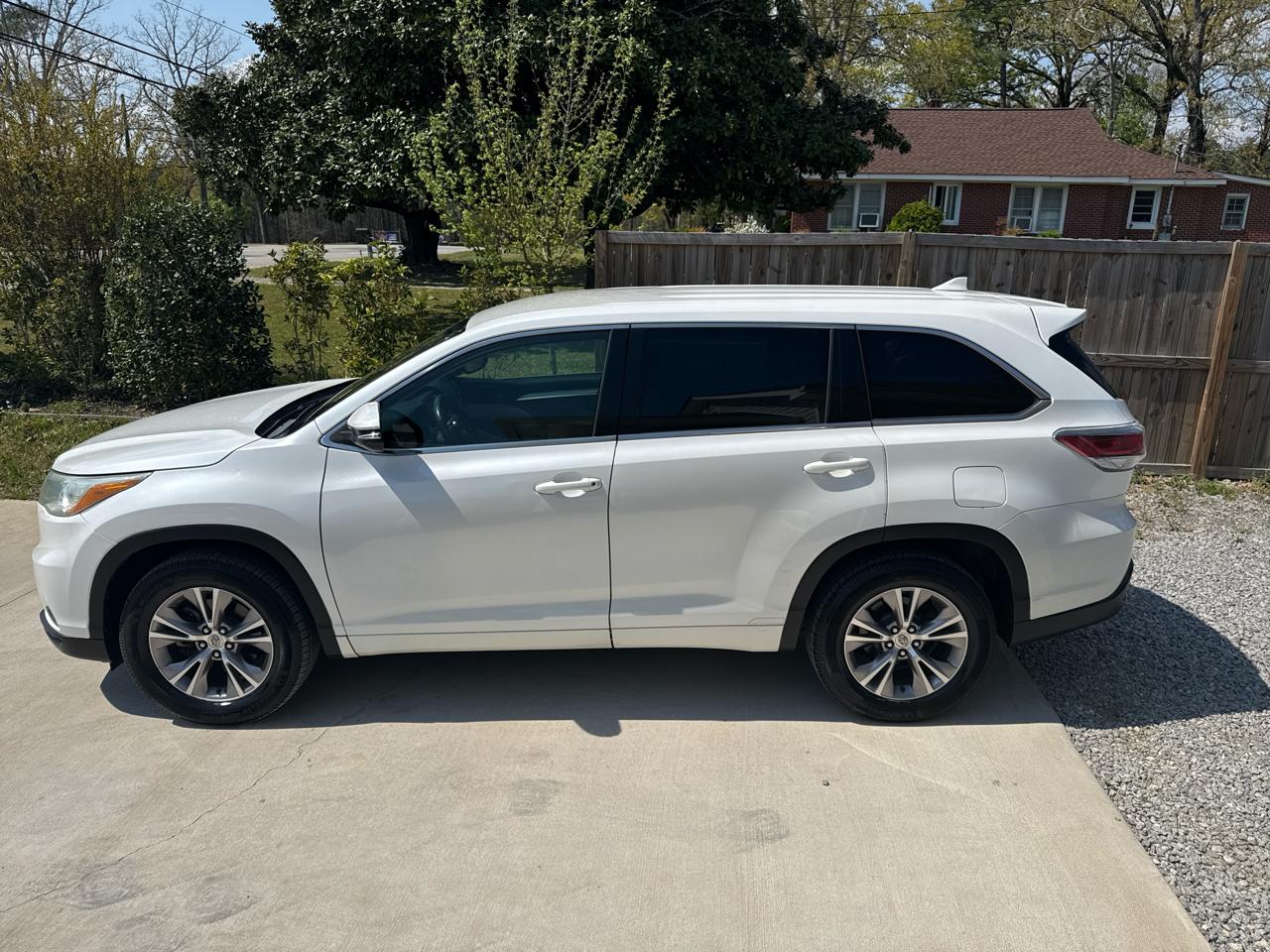 Toyota Highlander LE Plus FWD V6 2015