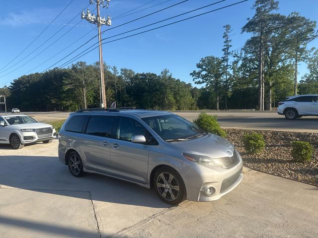 Silver 2017 Toyota Sienna SE 8-Passenger FWD Minivan Front-Wheel Drive Automatic