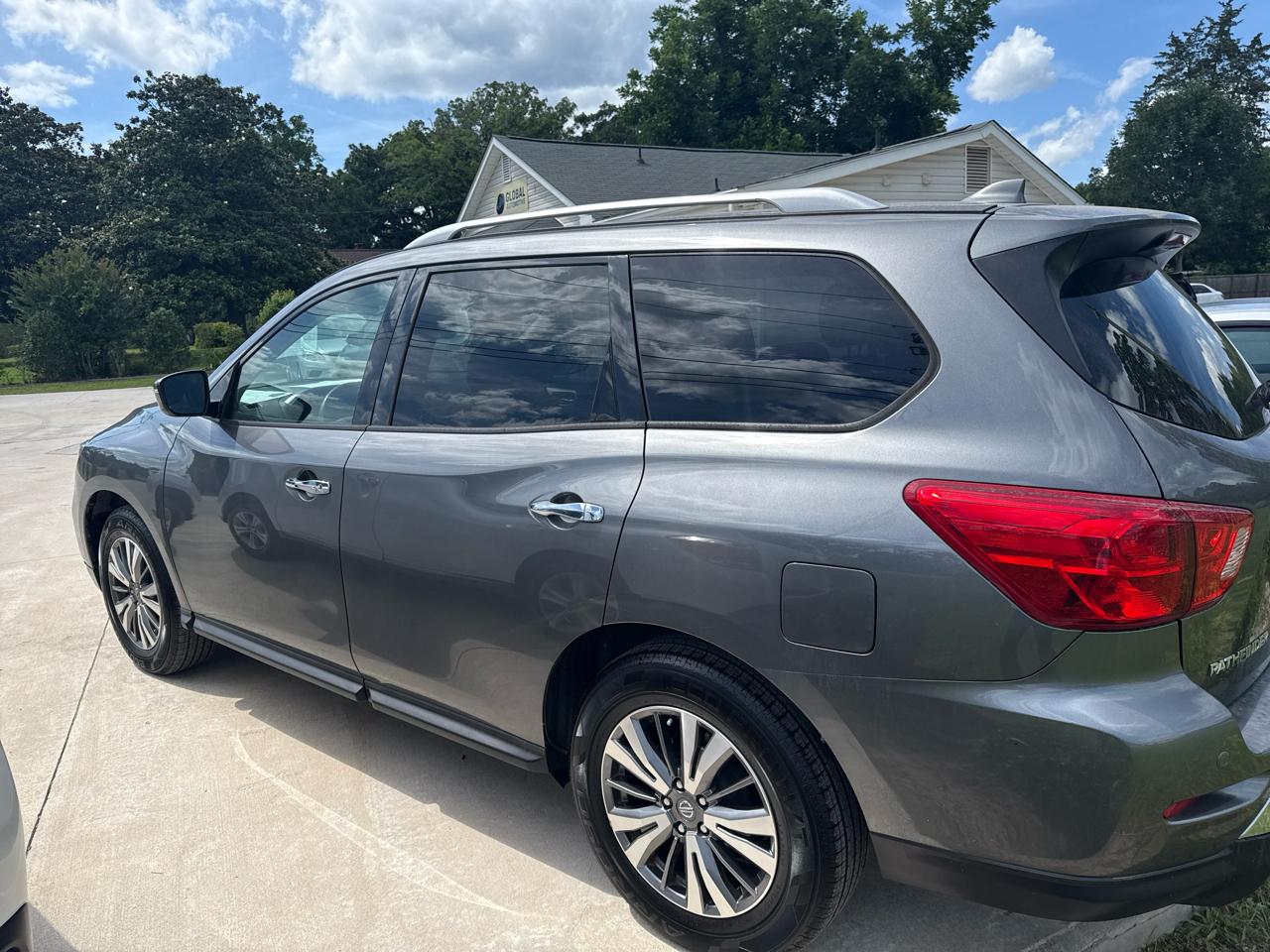Nissan Pathfinder SV 2WD 2019