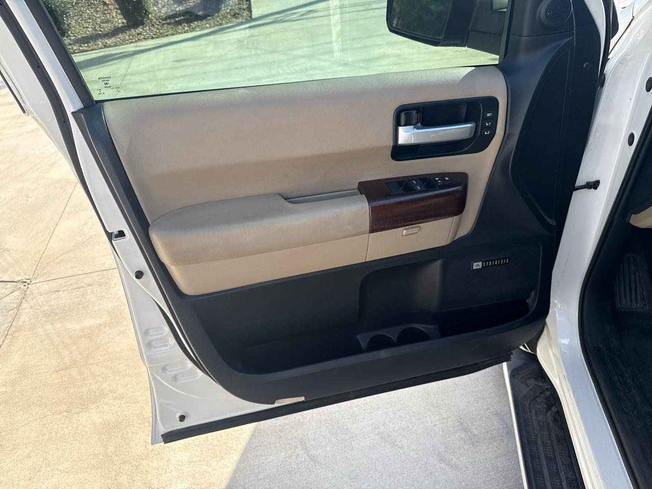 Toyota Sequoia Plantium 4WD FFV 2013