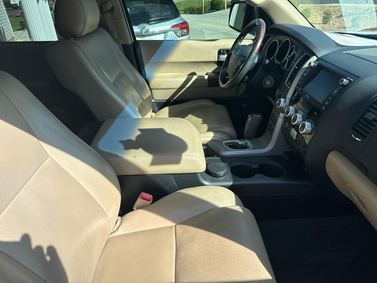 Toyota Sequoia Plantium 4WD FFV 2013
