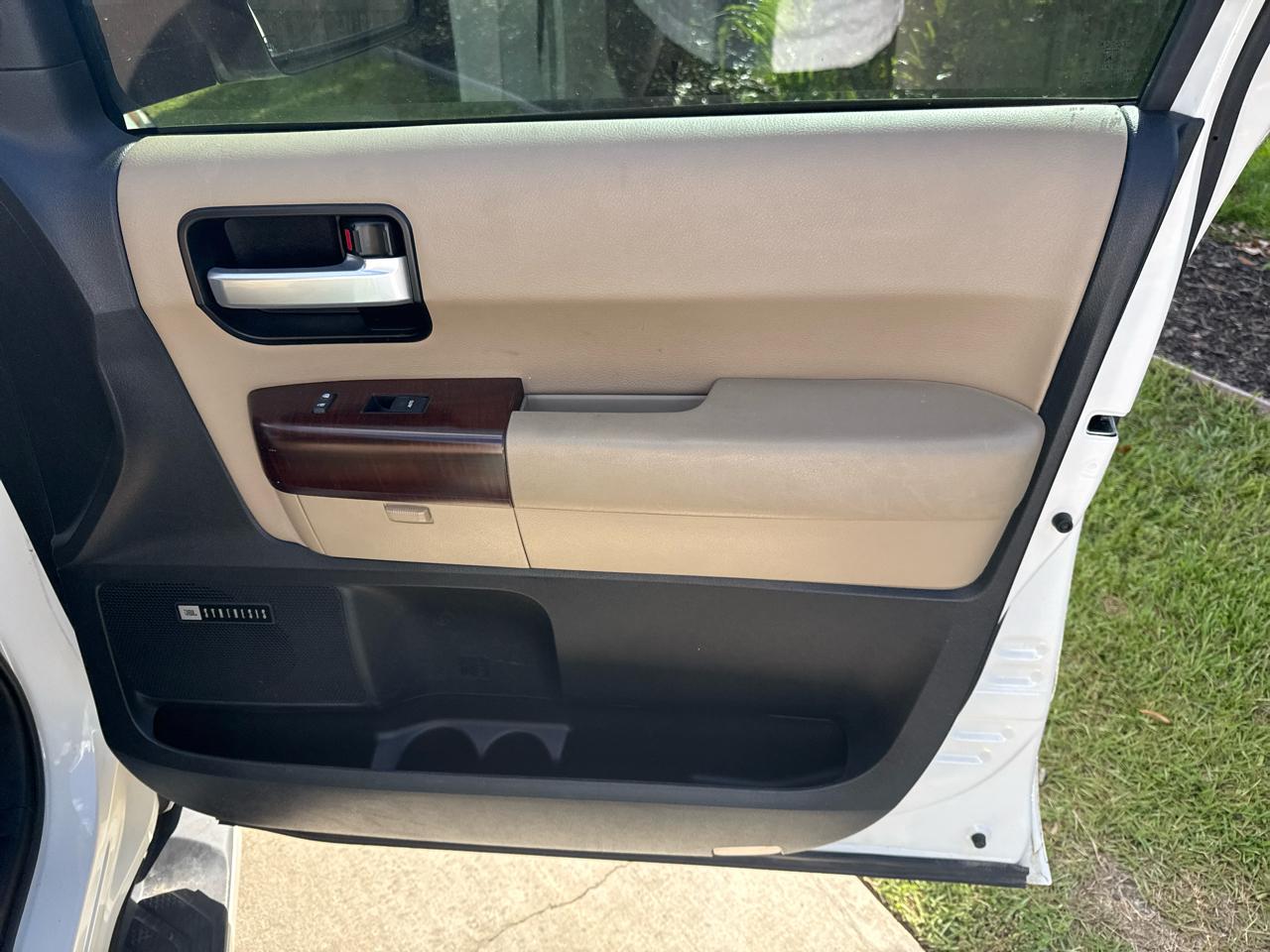 Toyota Sequoia Plantium 4WD FFV 2013