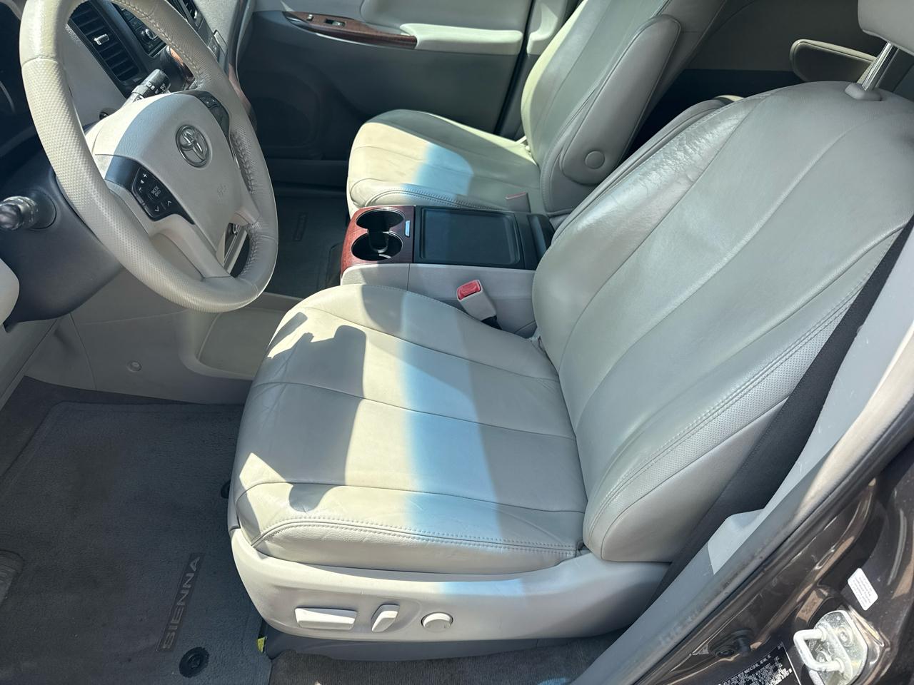 Toyota Sienna XLE Premium 5D Wagon 8 Pass 2013