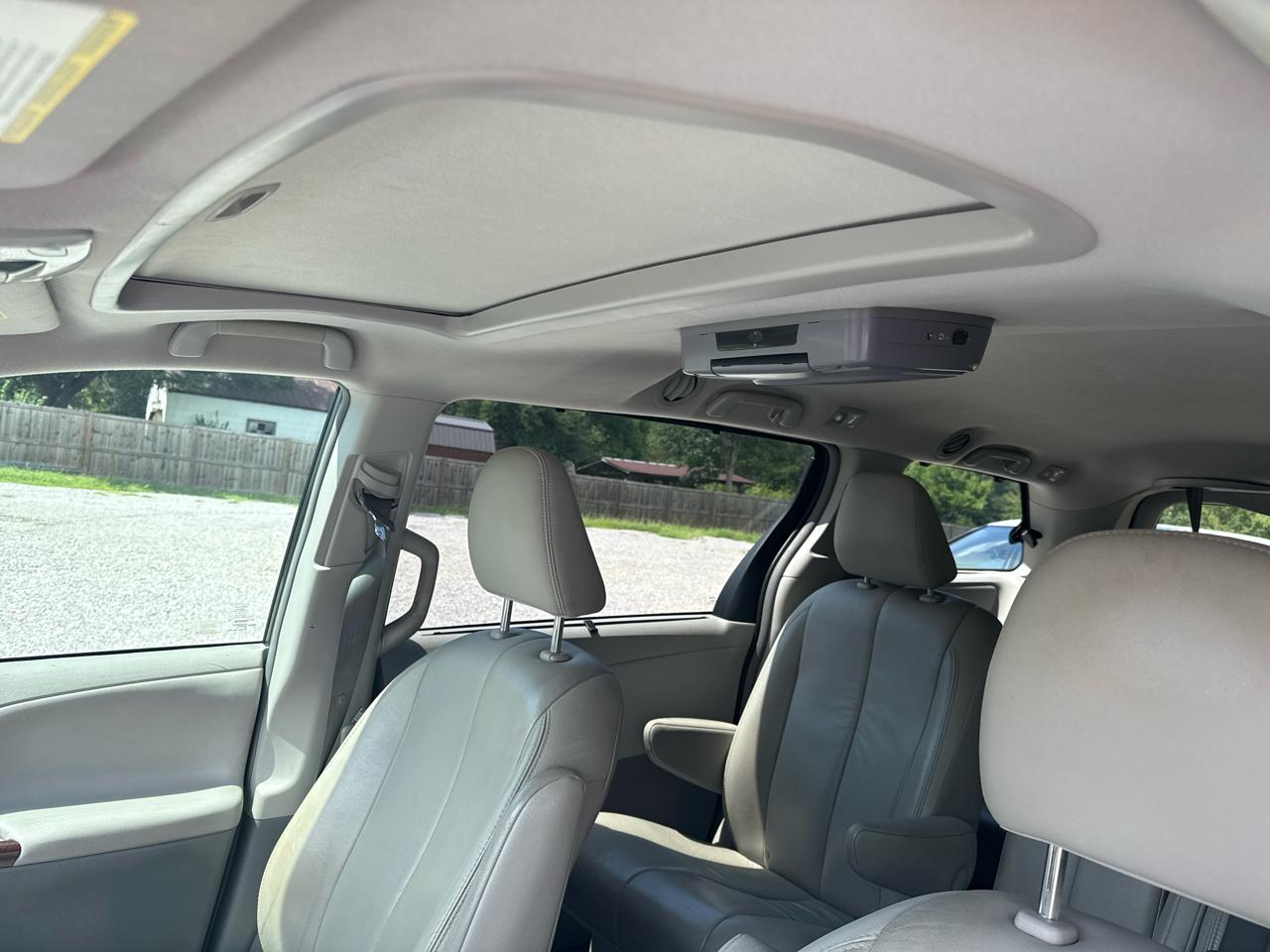 Toyota Sienna XLE Premium 5D Wagon 8 Pass 2013