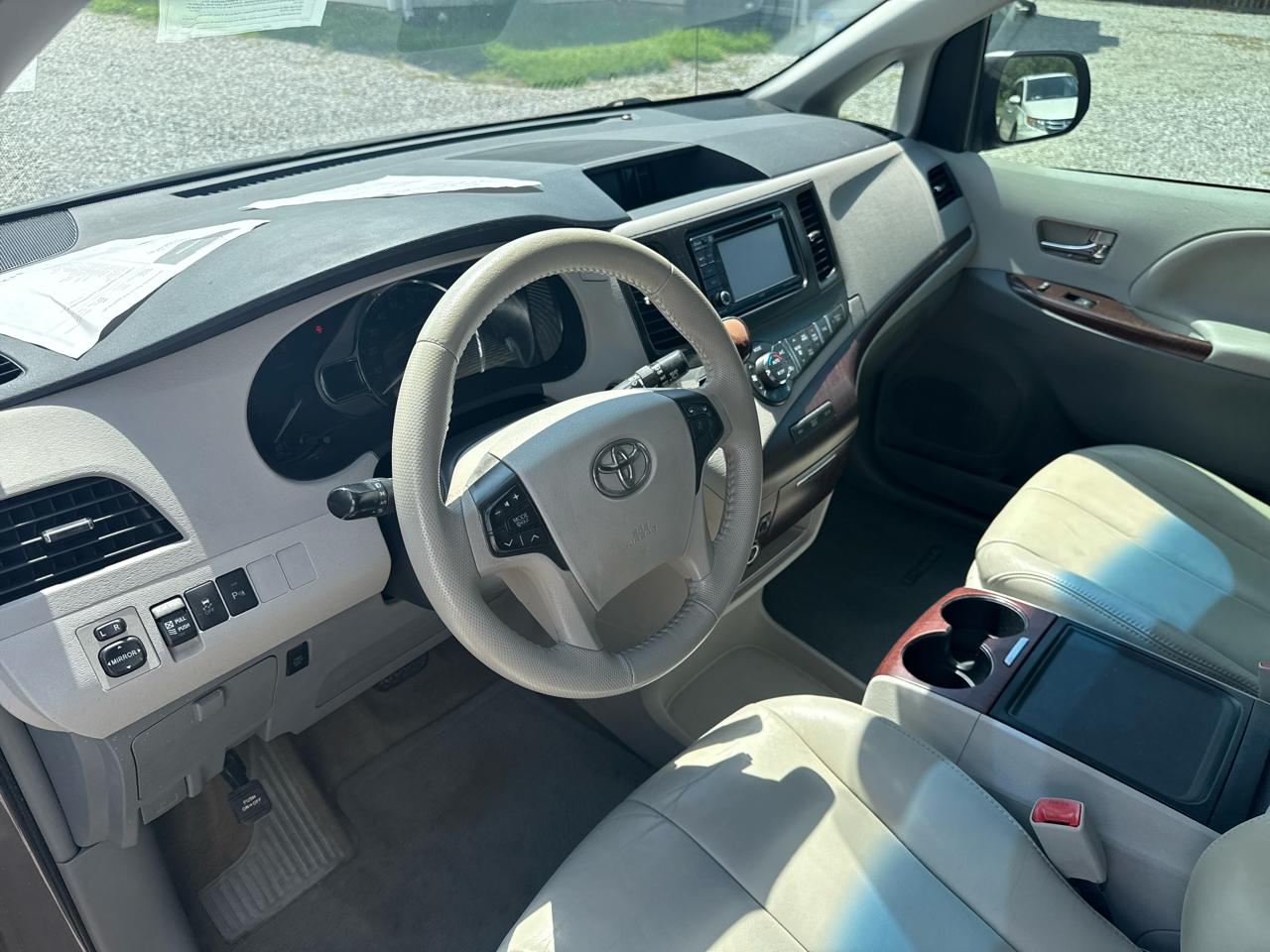 Toyota Sienna XLE Premium 5D Wagon 8 Pass 2013