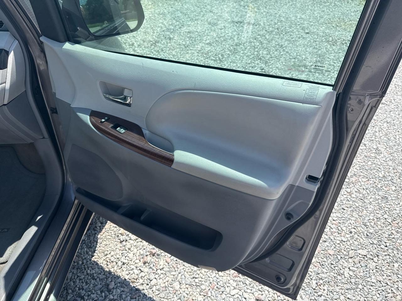 Toyota Sienna XLE Premium 5D Wagon 8 Pass 2013