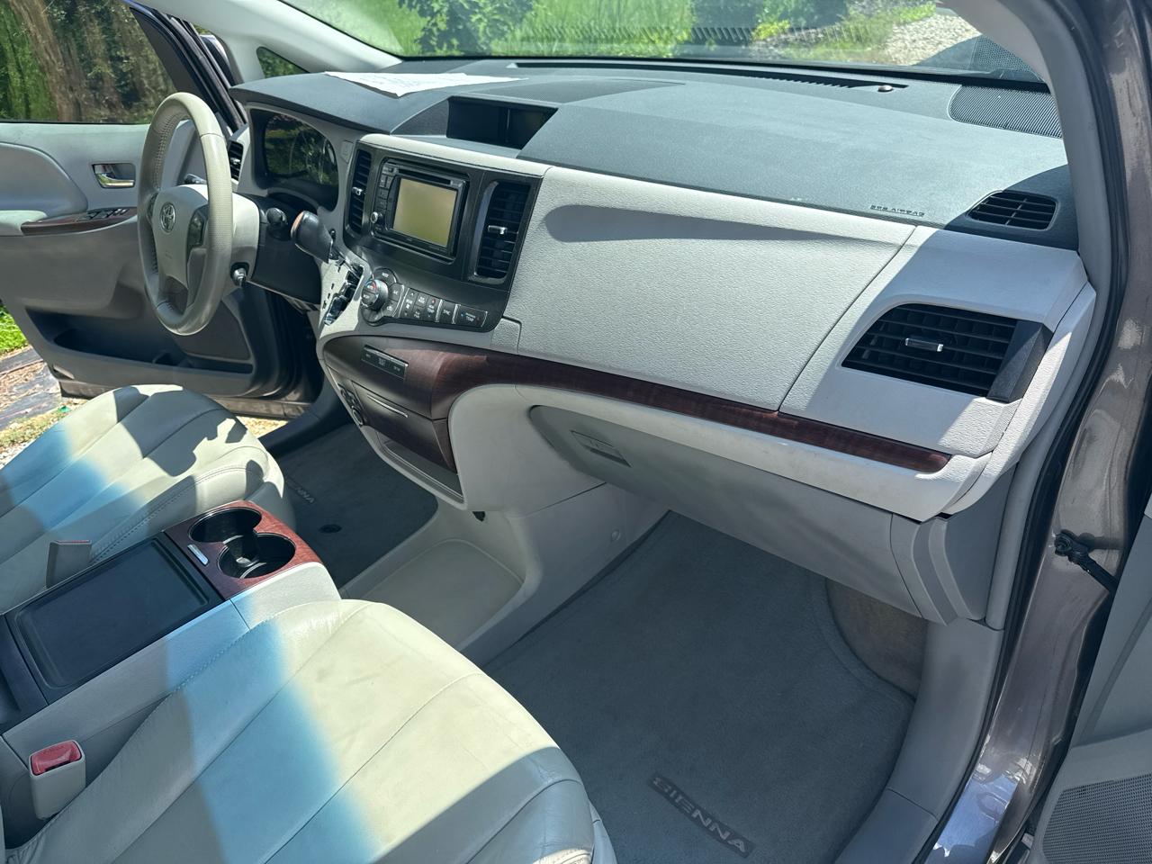 Toyota Sienna XLE Premium 5D Wagon 8 Pass 2013