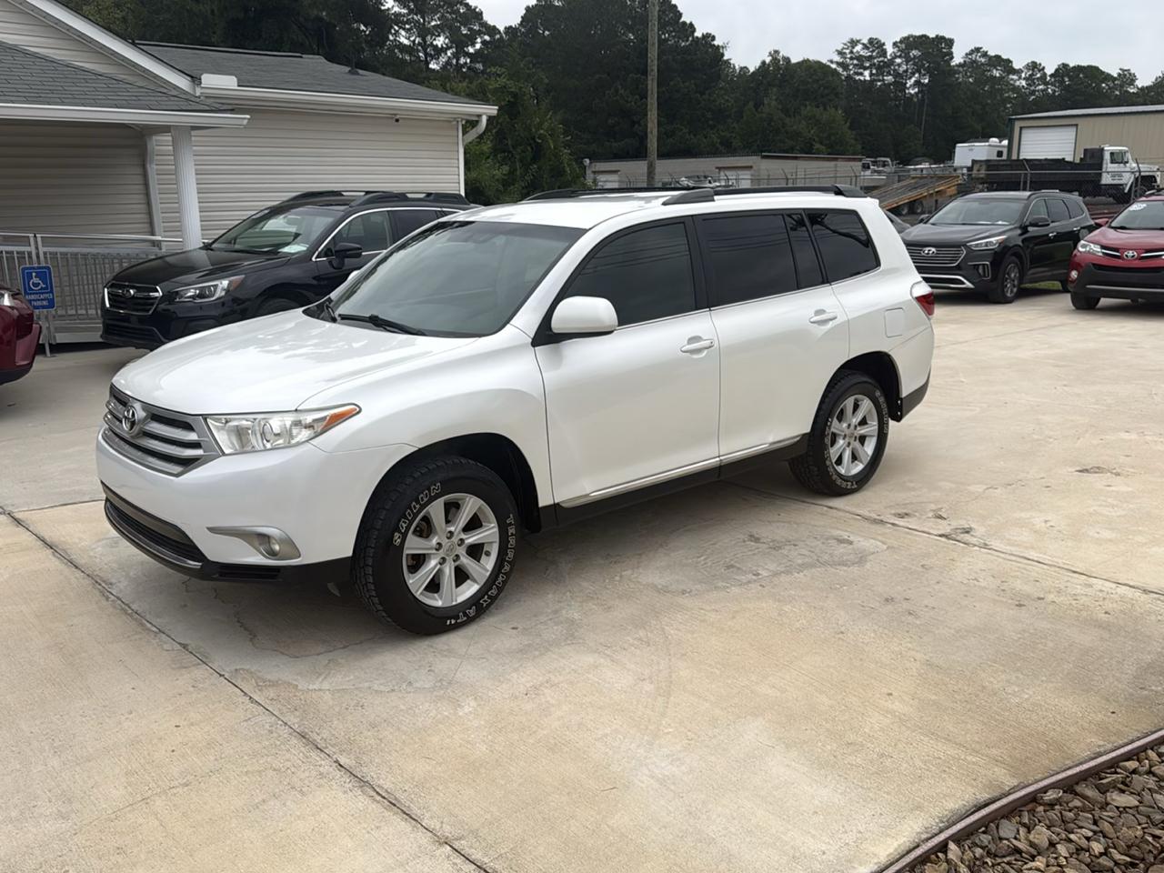 Toyota Highlander LE Plus 4D SUV FWD 2013