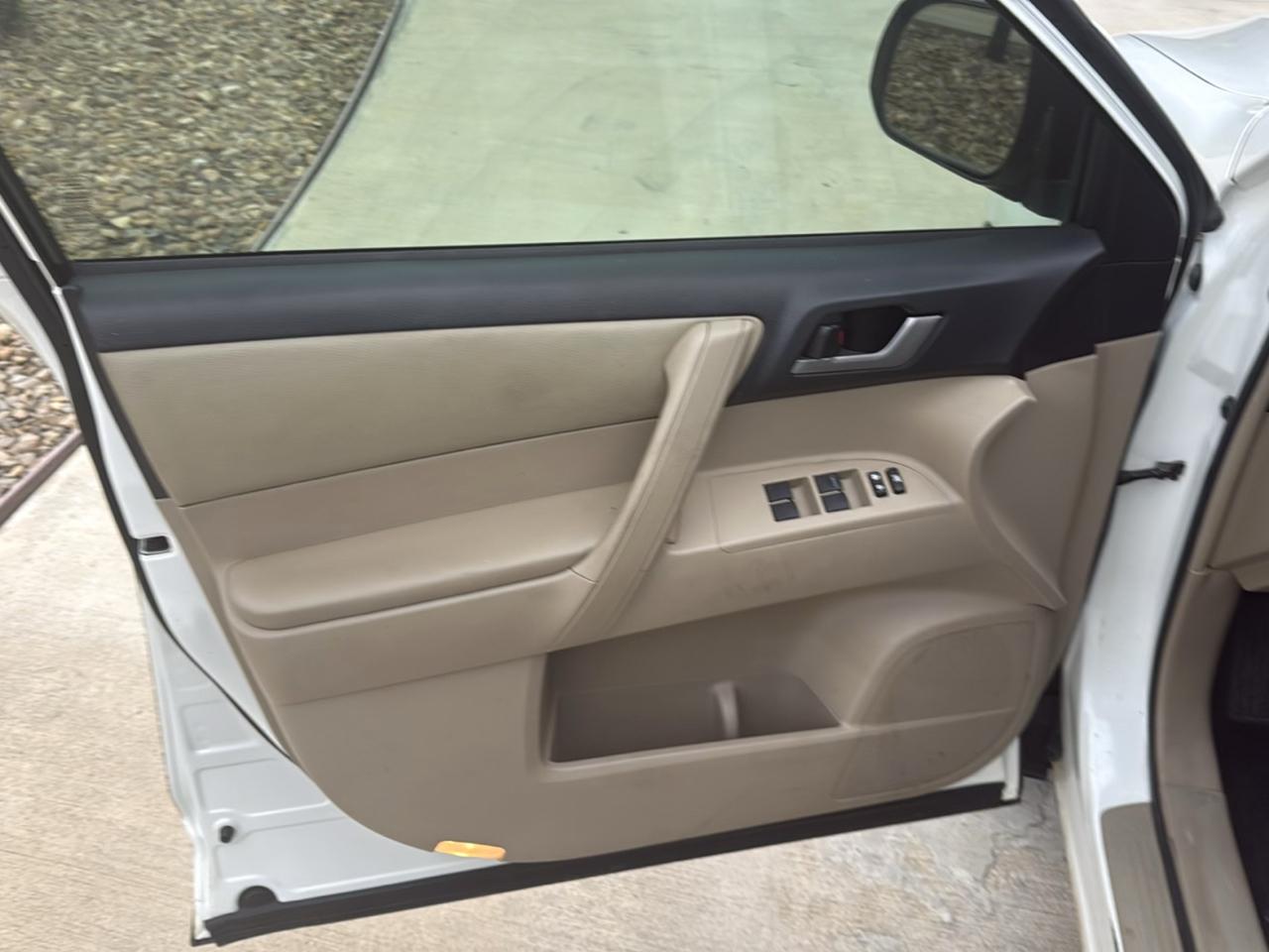 Toyota Highlander LE Plus 4D SUV FWD 2013