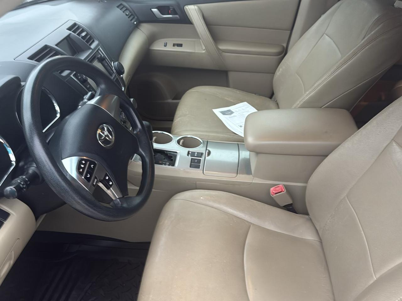 Toyota Highlander LE Plus 4D SUV FWD 2013