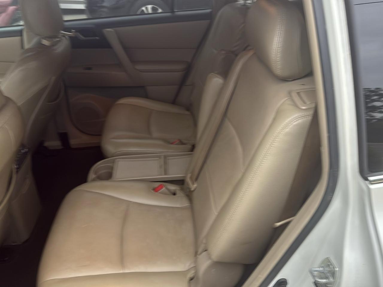 Toyota Highlander LE Plus 4D SUV FWD 2013