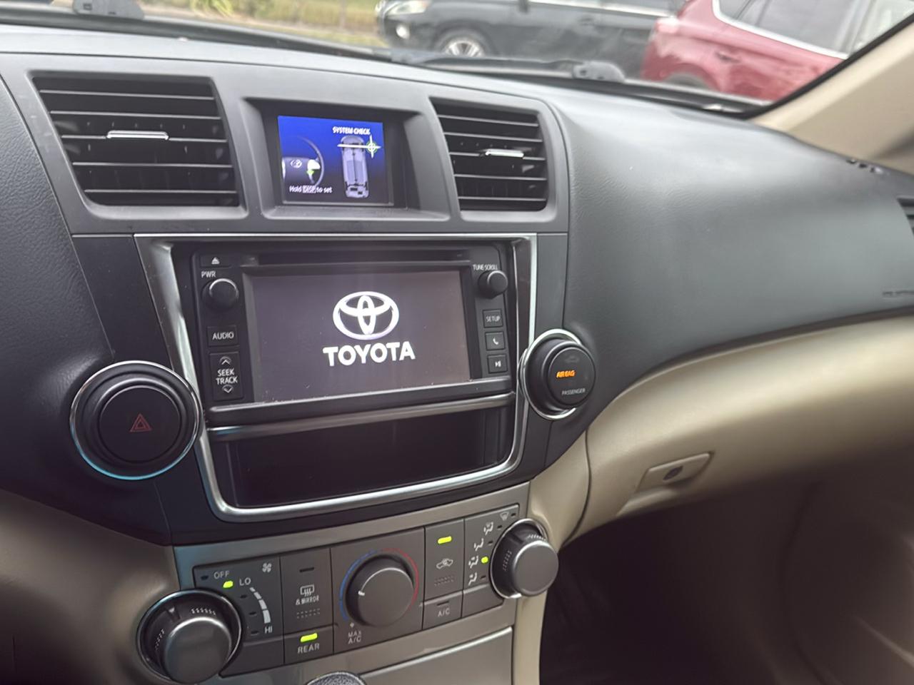 Toyota Highlander LE Plus 4D SUV FWD 2013