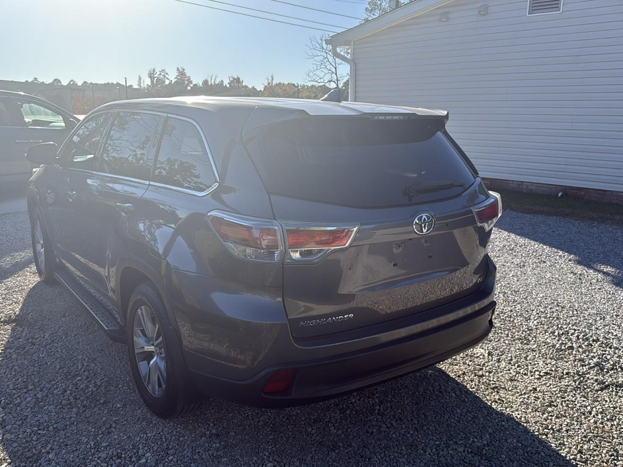 Toyota Highlander LE Plus FWD V6 2015