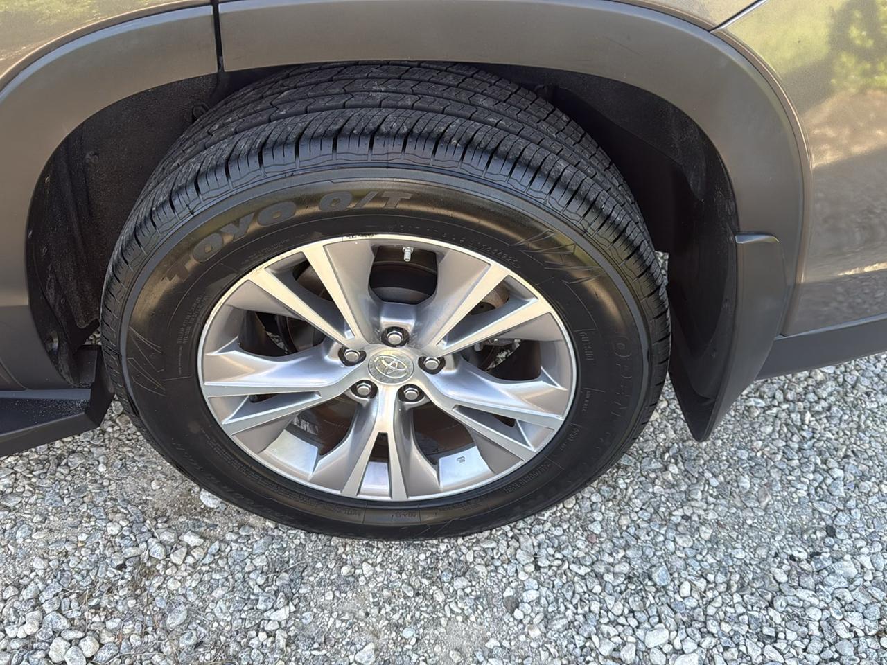 Toyota Highlander LE Plus FWD V6 2015