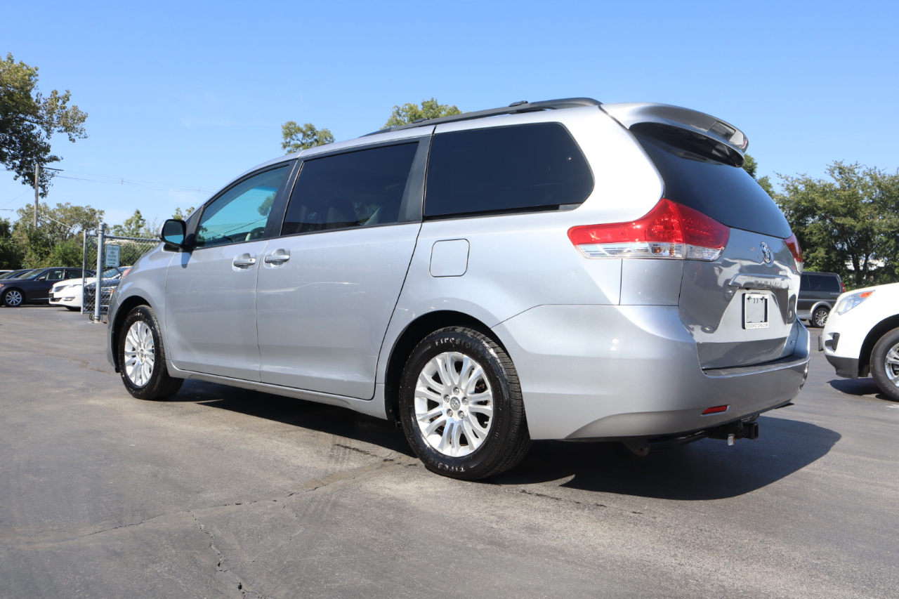 2011 Toyota Sienna Limited photo 3