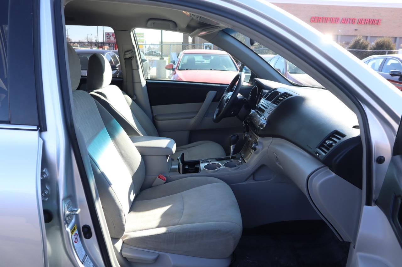 Toyota Highlander Base 4WD 2011