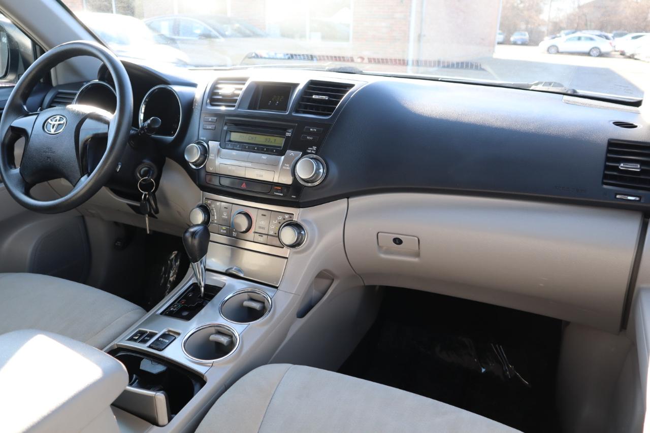 Toyota Highlander Base 4WD 2011