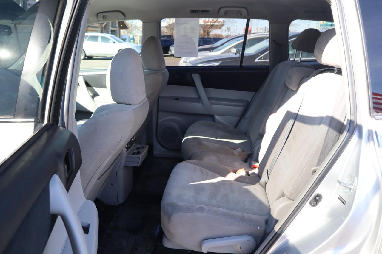 Toyota Highlander Base 4WD 2011