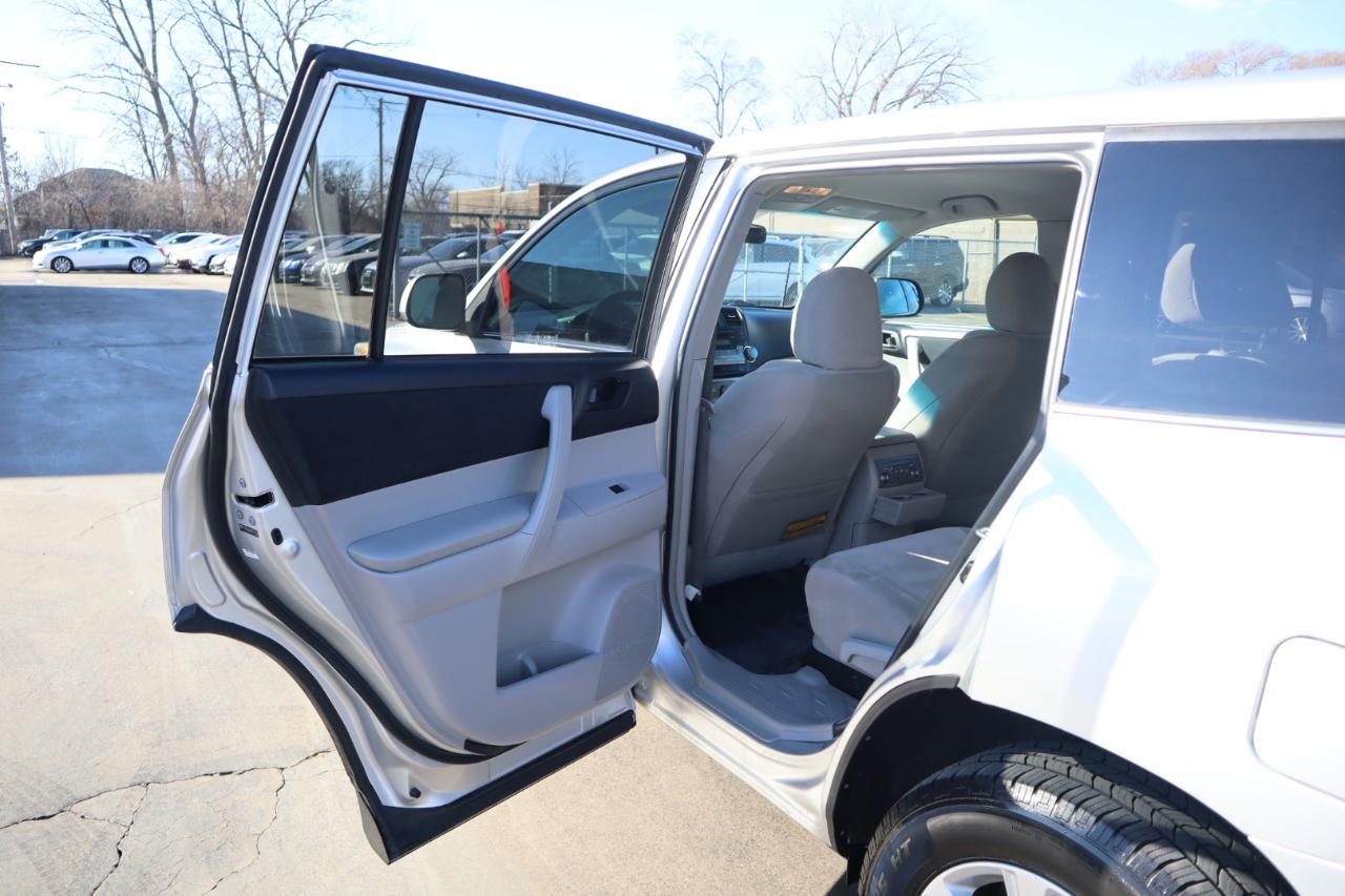 Toyota Highlander Base 4WD 2011