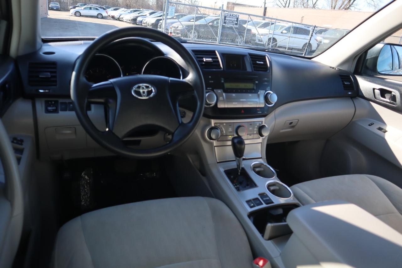 Toyota Highlander Base 4WD 2011