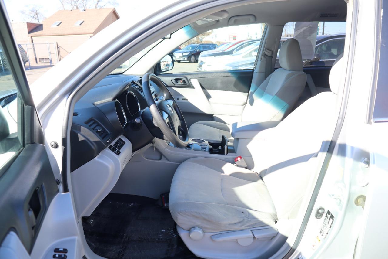 Toyota Highlander Base 4WD 2011