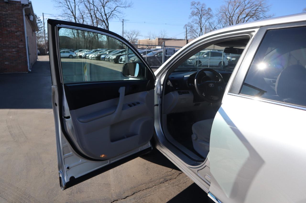 Toyota Highlander Base 4WD 2011