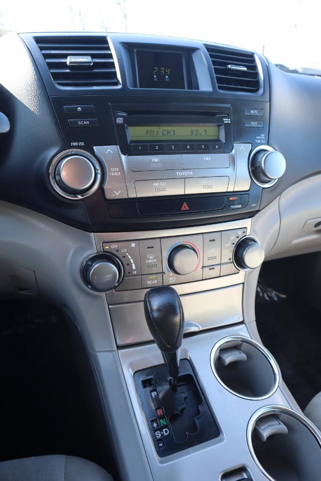 Toyota Highlander Base 4WD 2011