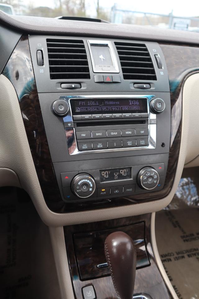 Cadillac DTS Luxury 2011