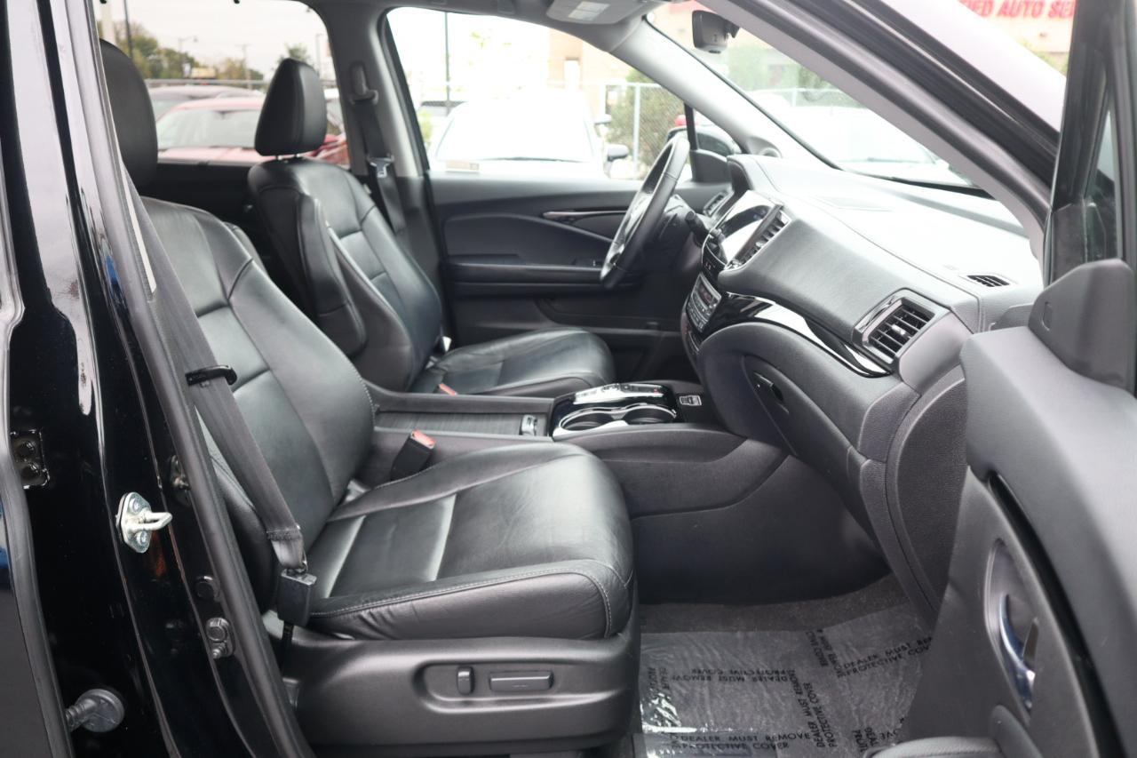 Honda Pilot Touring w/Rear Captain's Chairs AWD 2020