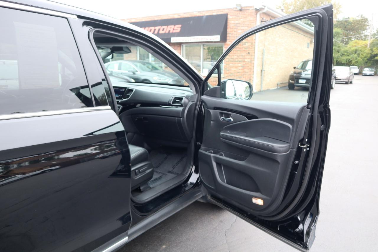 Honda Pilot Touring w/Rear Captain's Chairs AWD 2020