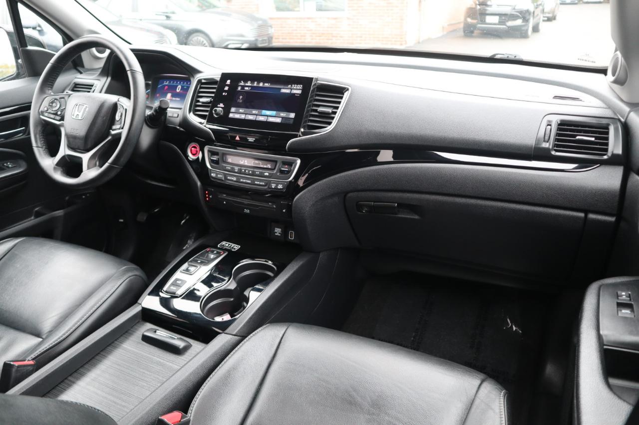 Honda Pilot Touring w/Rear Captain's Chairs AWD 2020