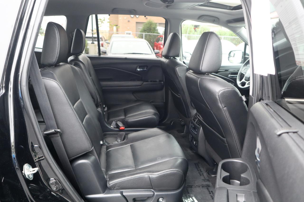 Honda Pilot Touring w/Rear Captain's Chairs AWD 2020