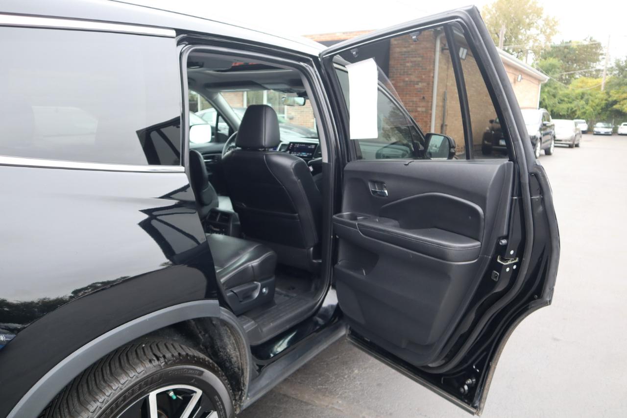 Honda Pilot Touring w/Rear Captain's Chairs AWD 2020
