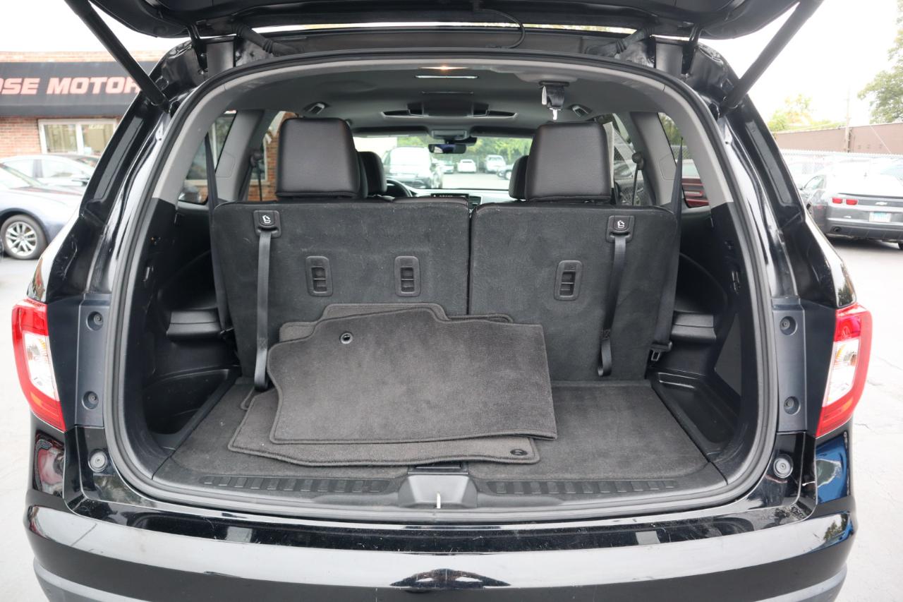 Honda Pilot Touring w/Rear Captain's Chairs AWD 2020