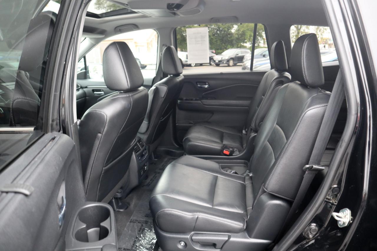 Honda Pilot Touring w/Rear Captain's Chairs AWD 2020