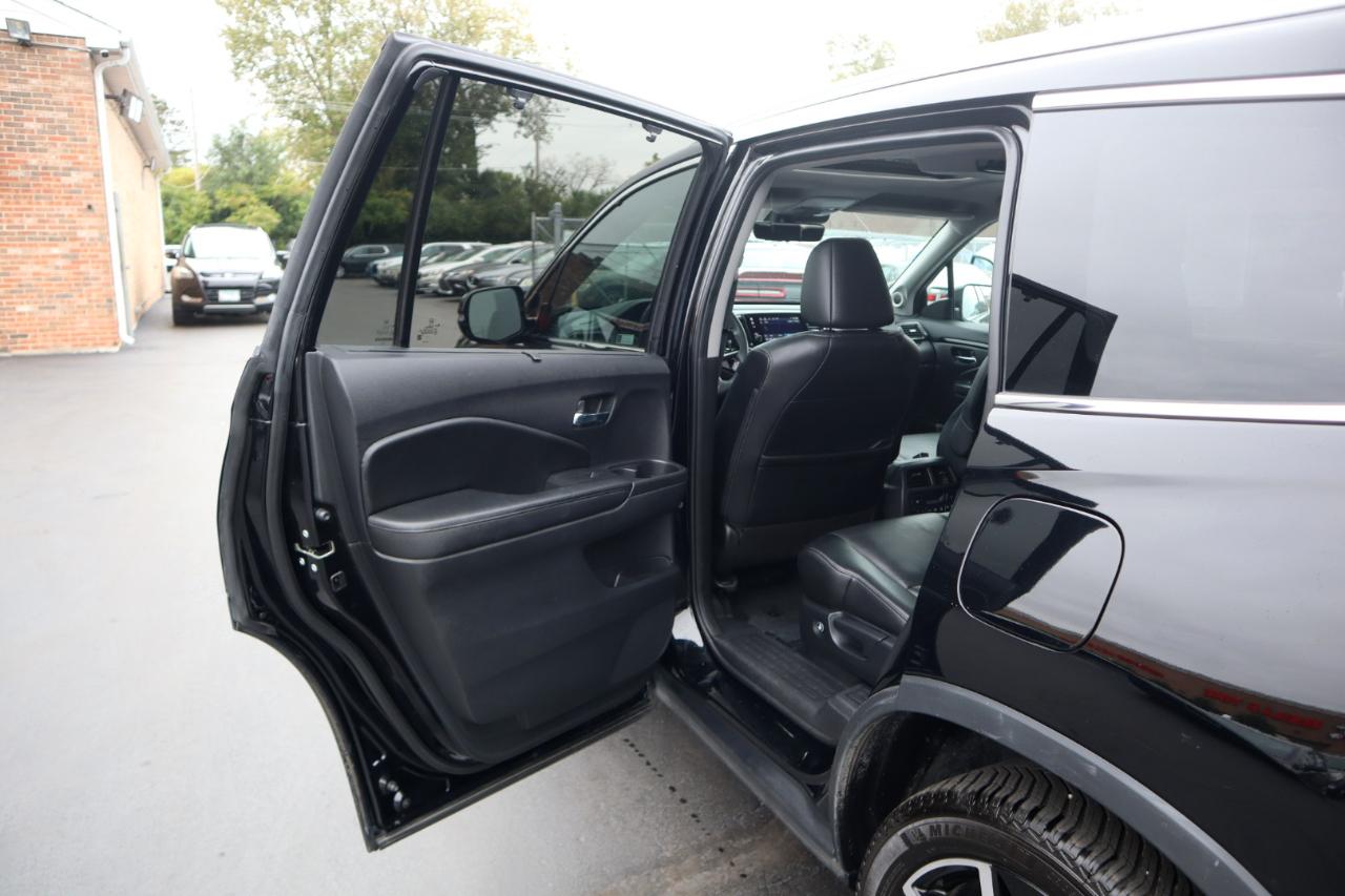 Honda Pilot Touring w/Rear Captain's Chairs AWD 2020