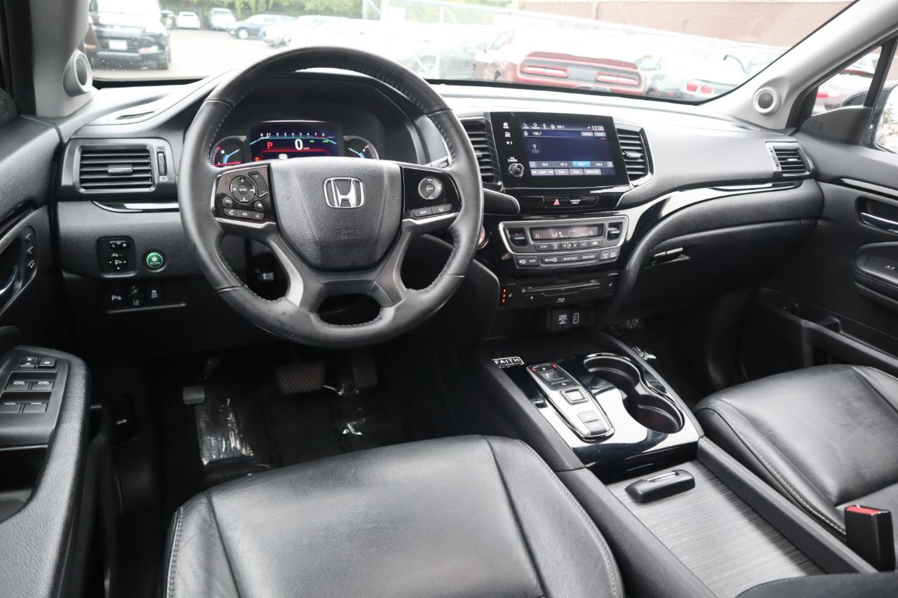 Honda Pilot Touring w/Rear Captain's Chairs AWD 2020