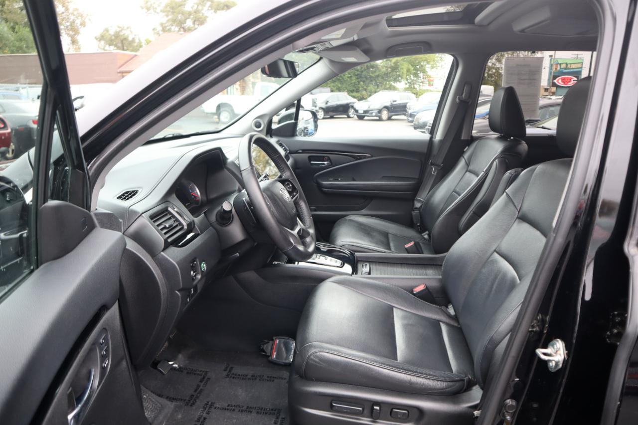 Honda Pilot Touring w/Rear Captain's Chairs AWD 2020