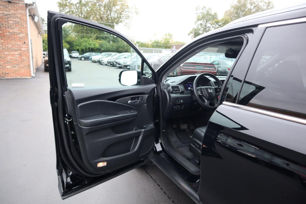 Honda Pilot Touring w/Rear Captain's Chairs AWD 2020